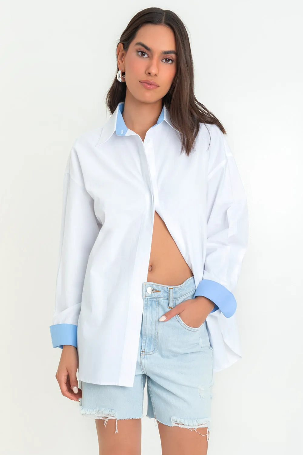 Camisa de fit oversized puo en contraste