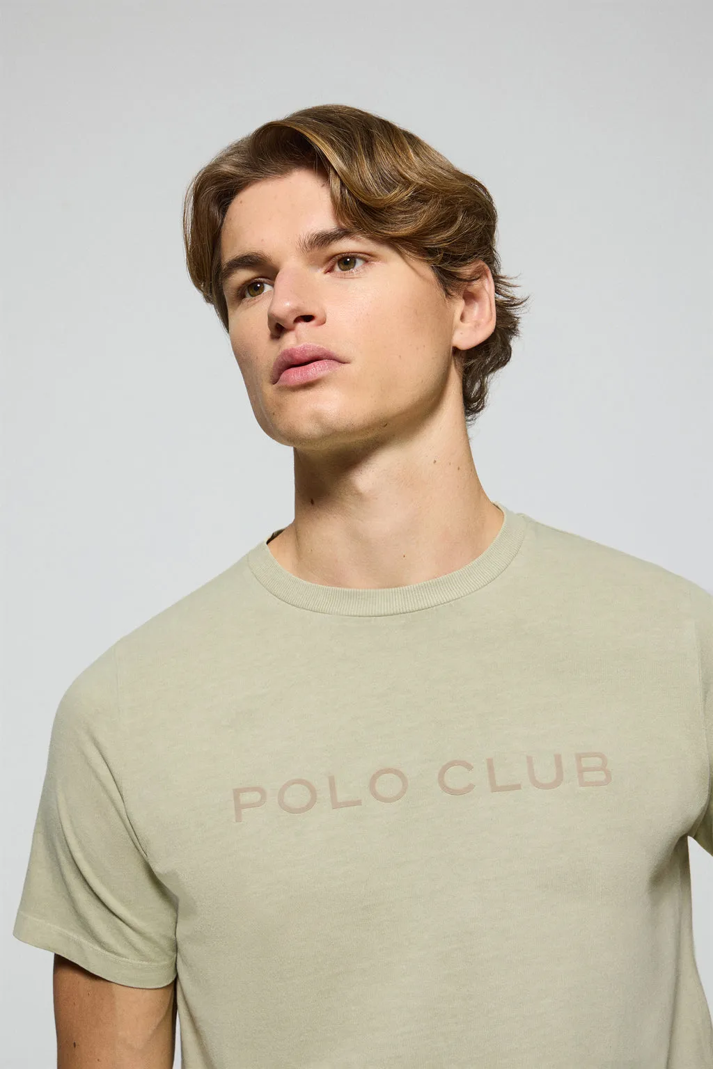 Camiseta Apolo garment dyed color piedra con logo Polo Club aterciopelado