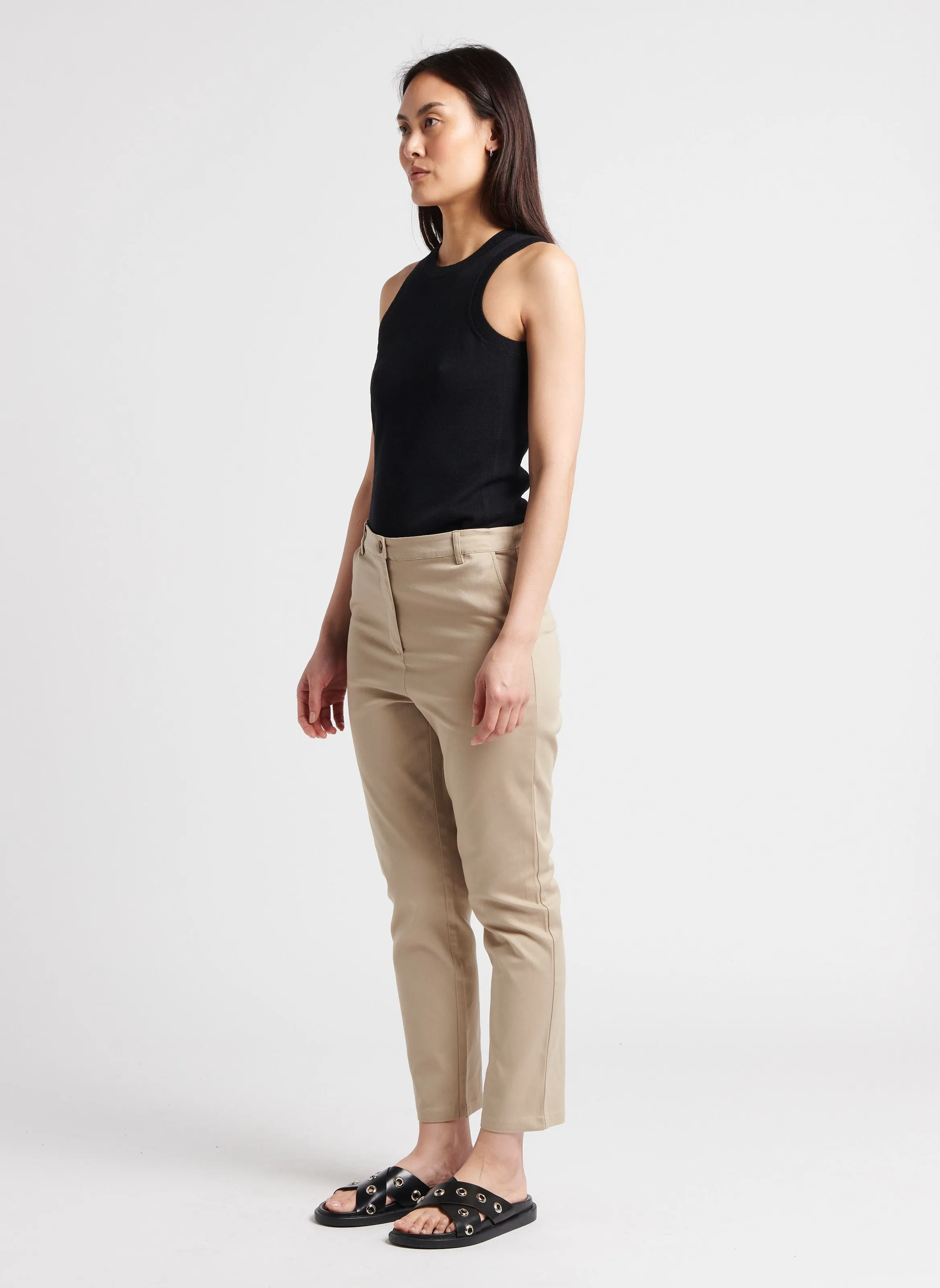 EKYOG ELANOR - Pantalón chino tobillero de algodón orgánico elástico en beige