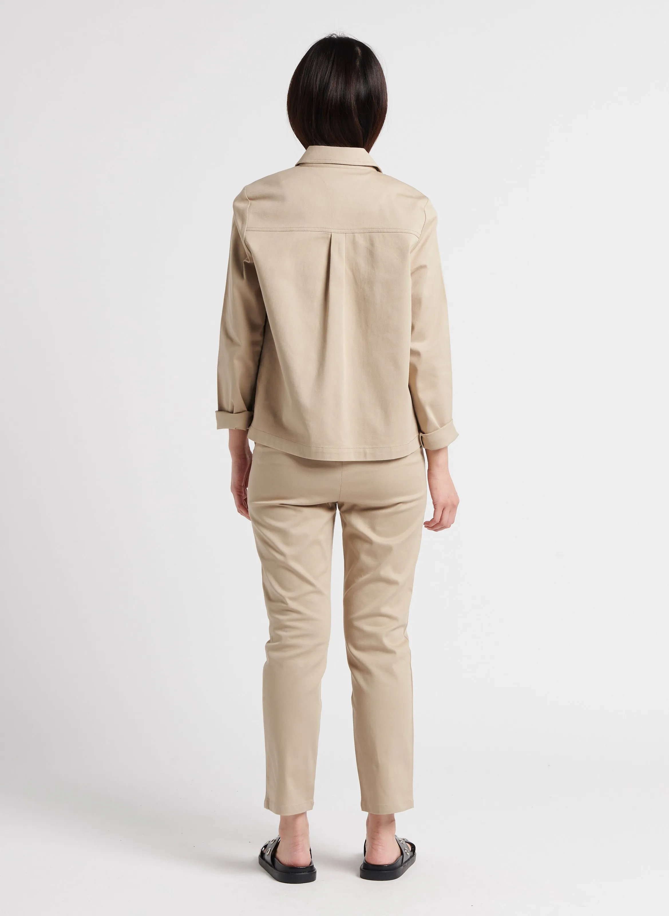 EKYOG ELANOR - Pantalón chino tobillero de algodón orgánico elástico en beige