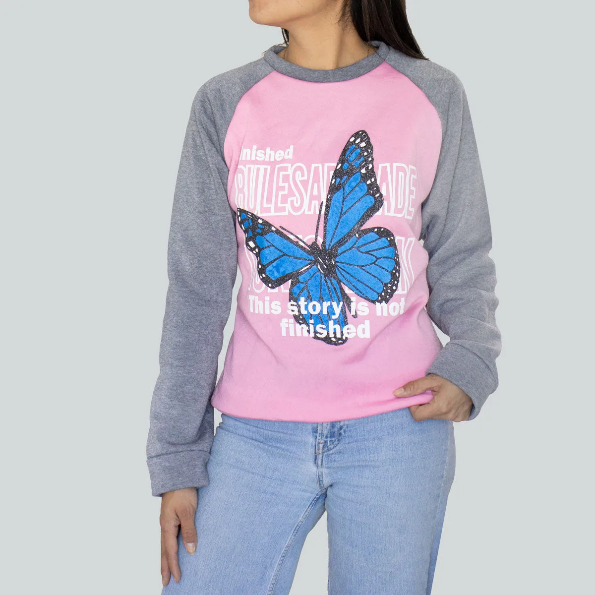 Sudadera color Gris con Rosa para Dama con Estampado de Mariposa